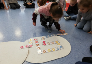 dzieci grają w domino pączkowe